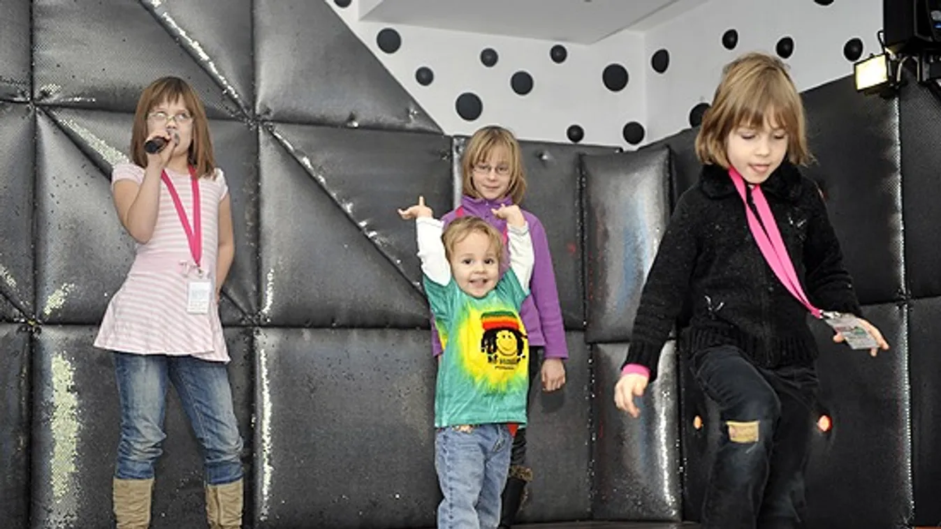 Lefejelt bejáratok, falat festő gyerekek és Mizu – a Minicityben jártunk