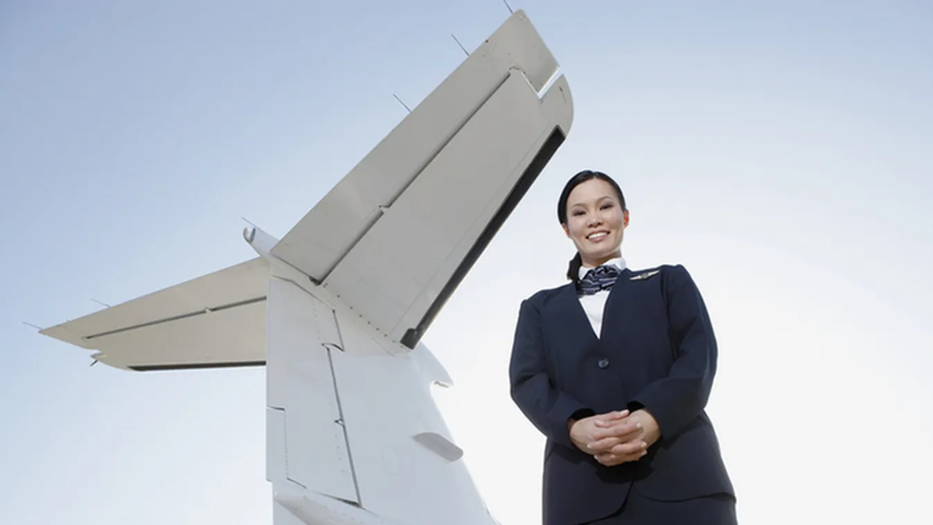 Mi a stewardess dolga, ha nem az, hogy kiszolgálja az utasokat?