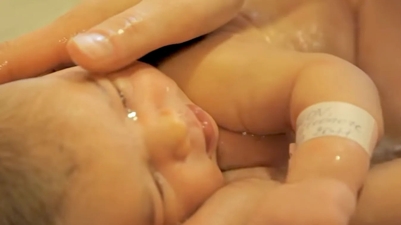 A kórházi babafürdetés békés is lehet