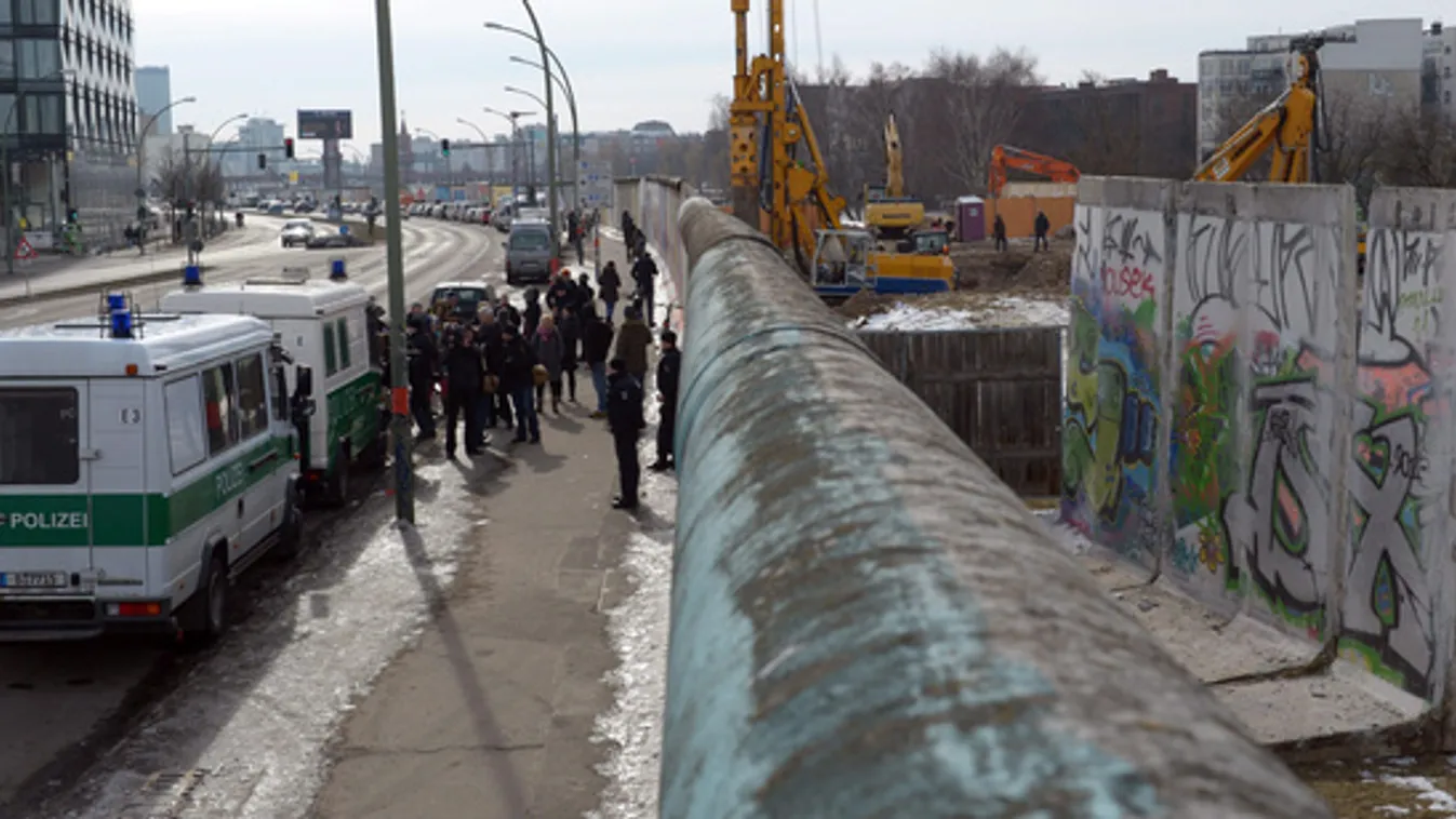 Bontják a Berlini fal megmaradt részét