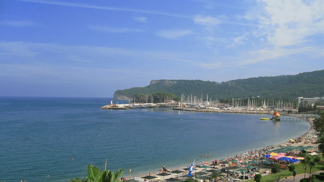 Strandolás türkiz öbölben, fehér mészkőteraszon