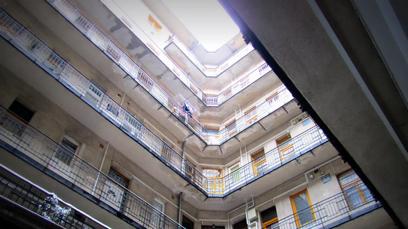 Lakászsinagóga a félemeleten, panoráma a tetőn