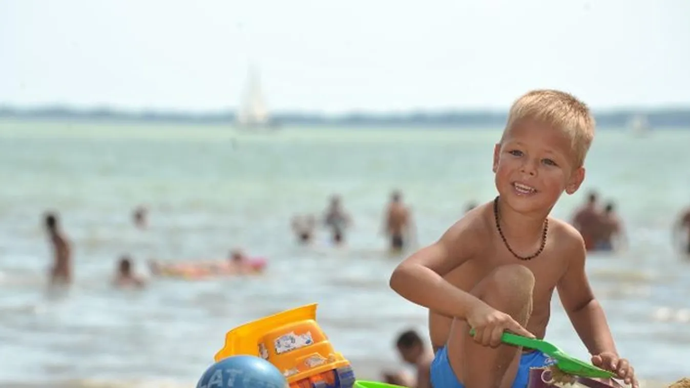 Gyerekzuhany is van a gyenesdiási strandon