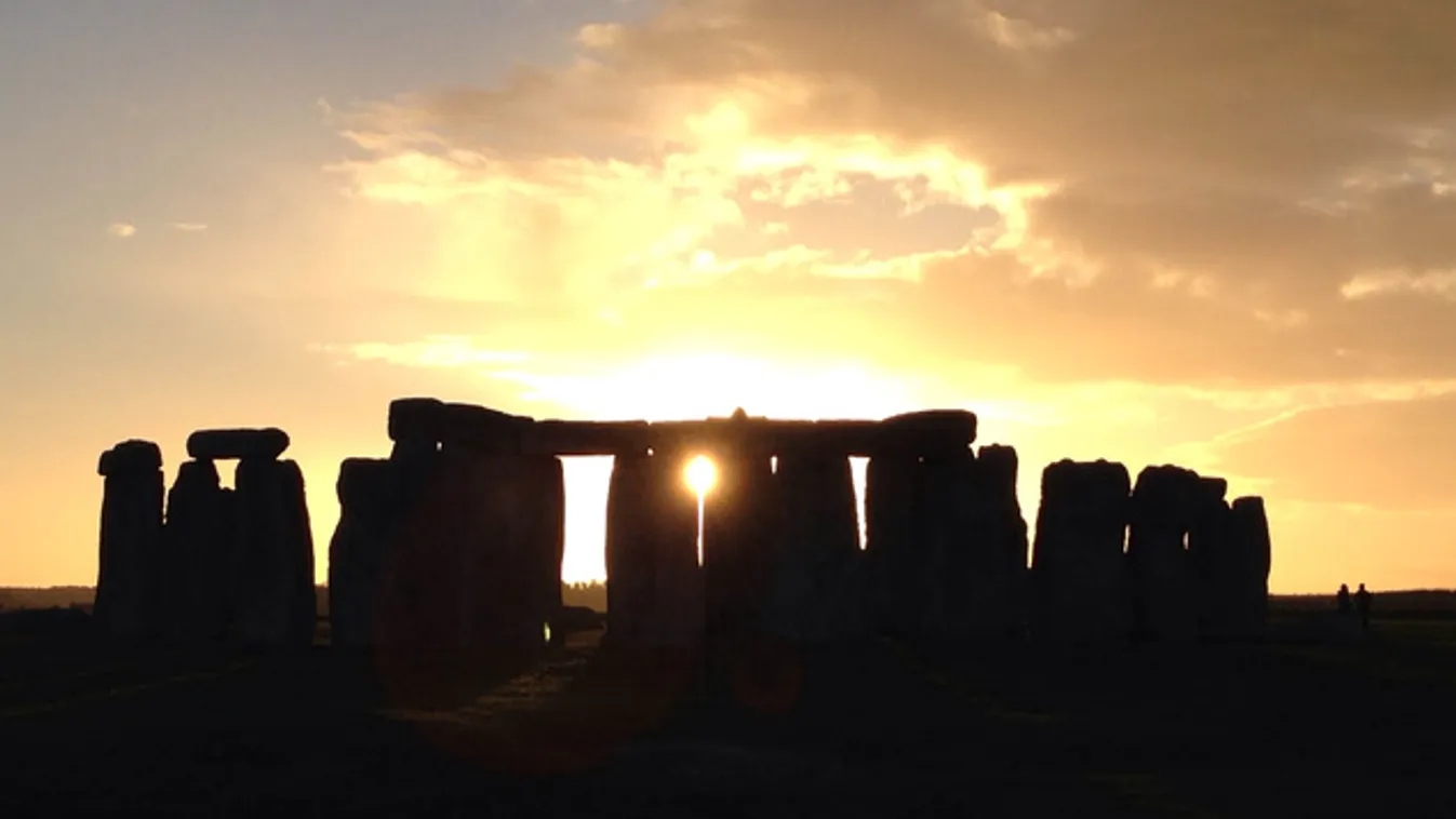 Kisvonat jár a felújított Stonehenge-hez