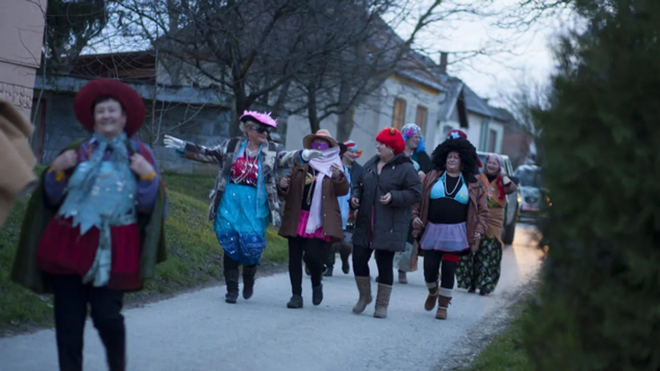 Levetkőztetik a férfiakat a torkos csütörtökön