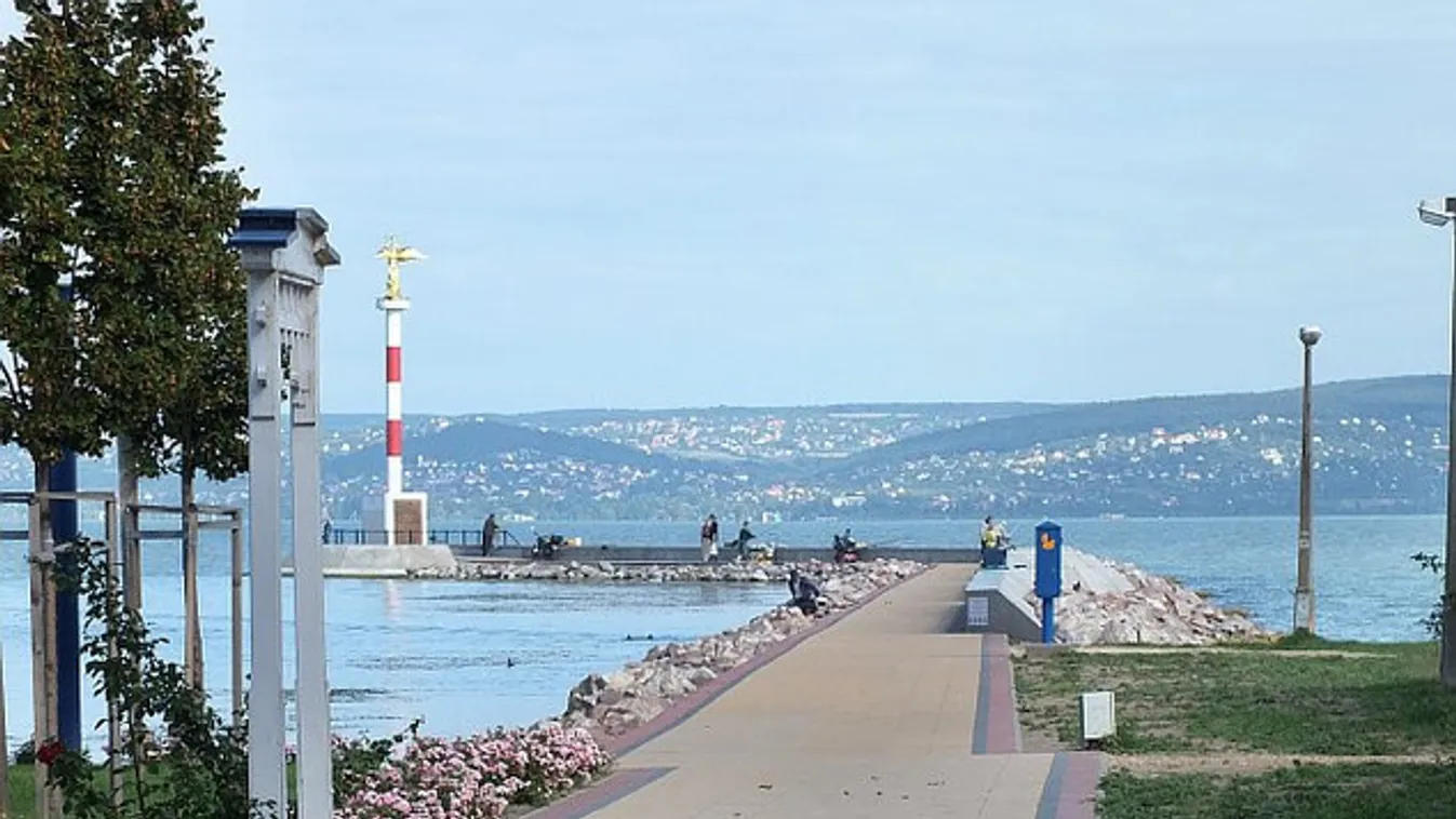 Sílécekkel tüntetnek a Balatonon