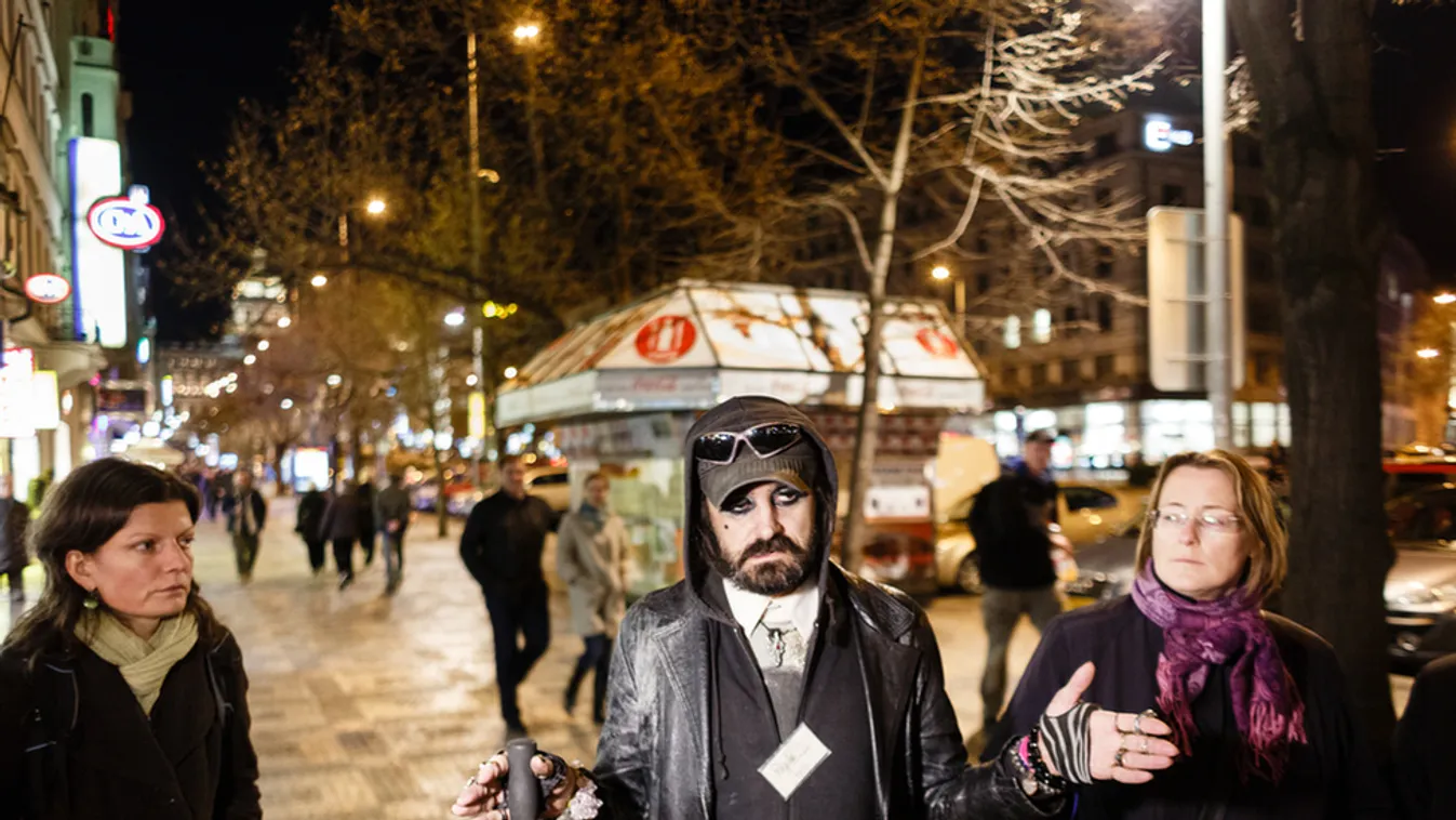 Hajléktalanok vezetik a turistákat Prágában