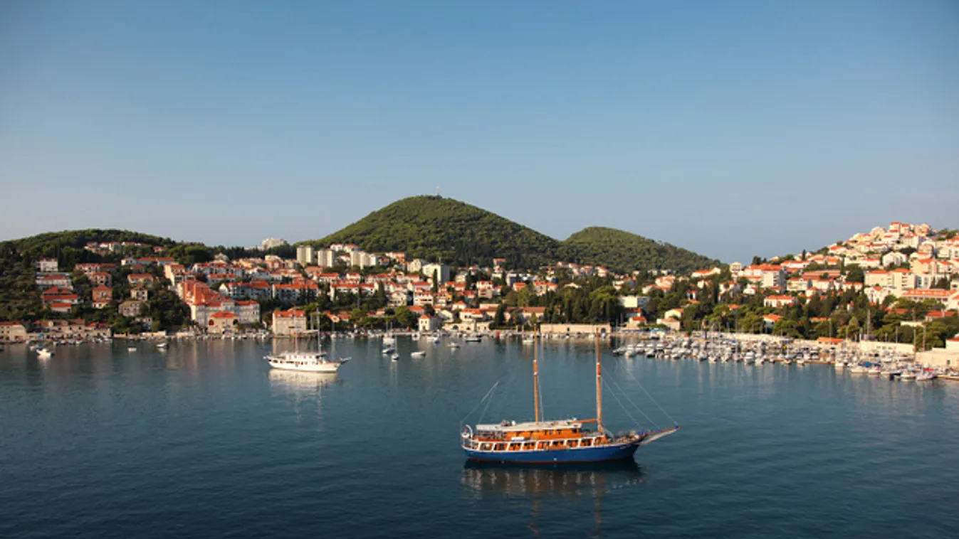 Özönlenek a turisták Dubrovnikba
