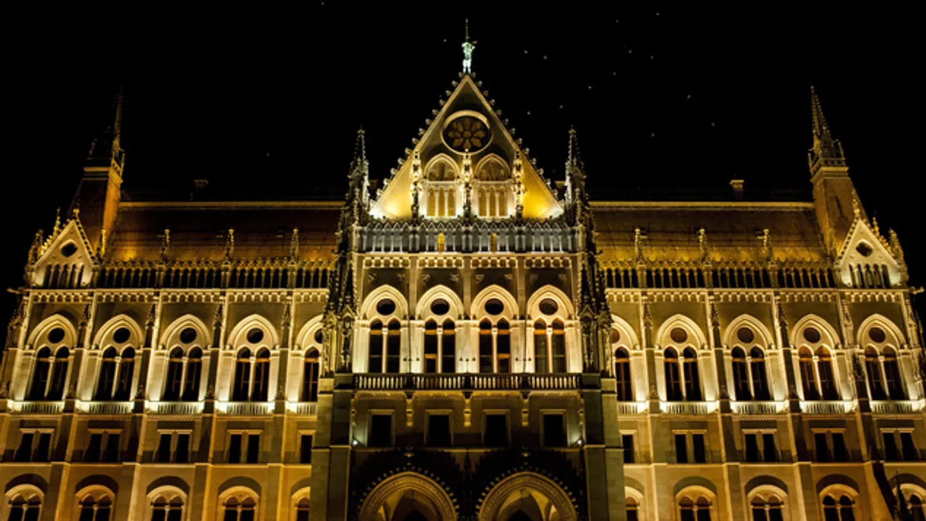 Elkészült az Országház Kossuth tér felőli díszkivilágítása