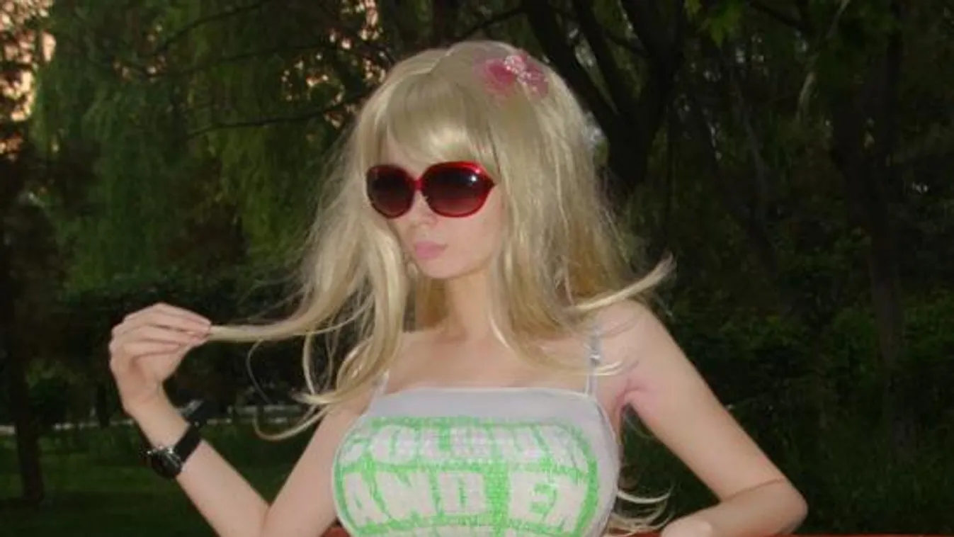 Plasztikai műtét nélkül néz ki úgy, mint egy Barbie baba