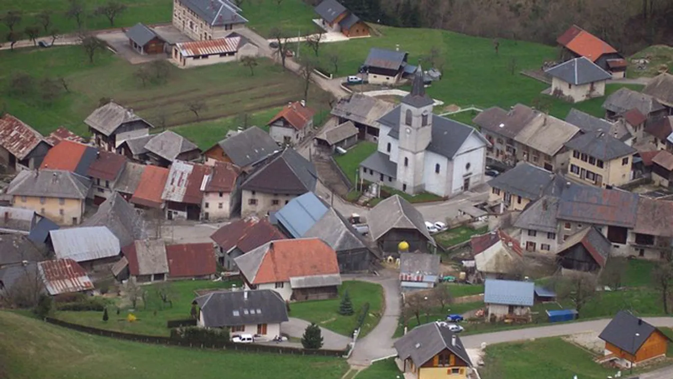 A francia kormányfő egy alpesi vendégházban töltötte az éjszakát és tehénfejéssel kezdte a napot