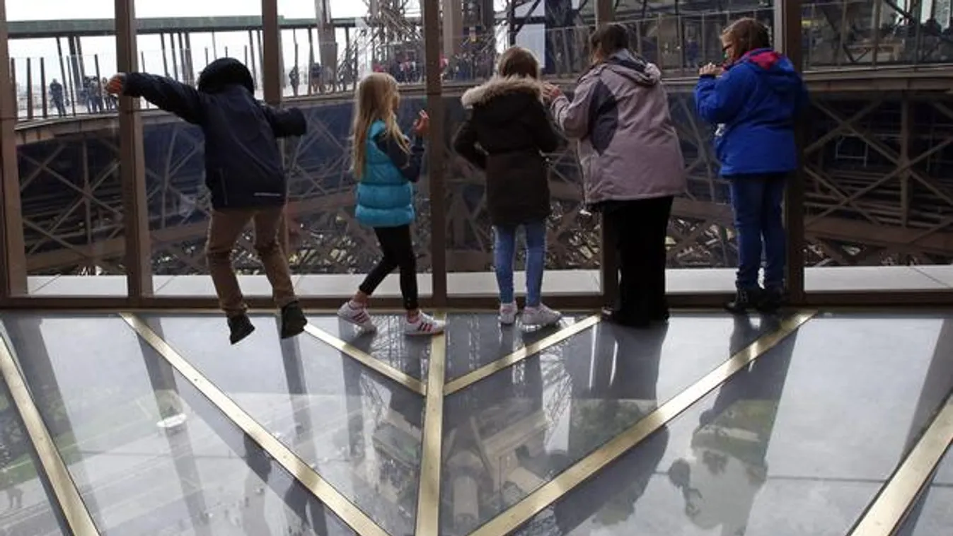 Beüvegezték az Eiffel-torony első szintjét