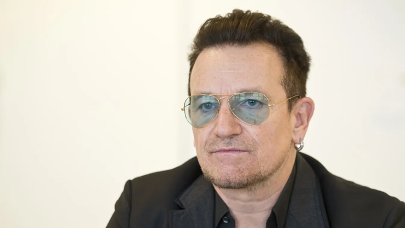 Elvesztette egyik ajtaját Bono magángépe Berlin felé tartva