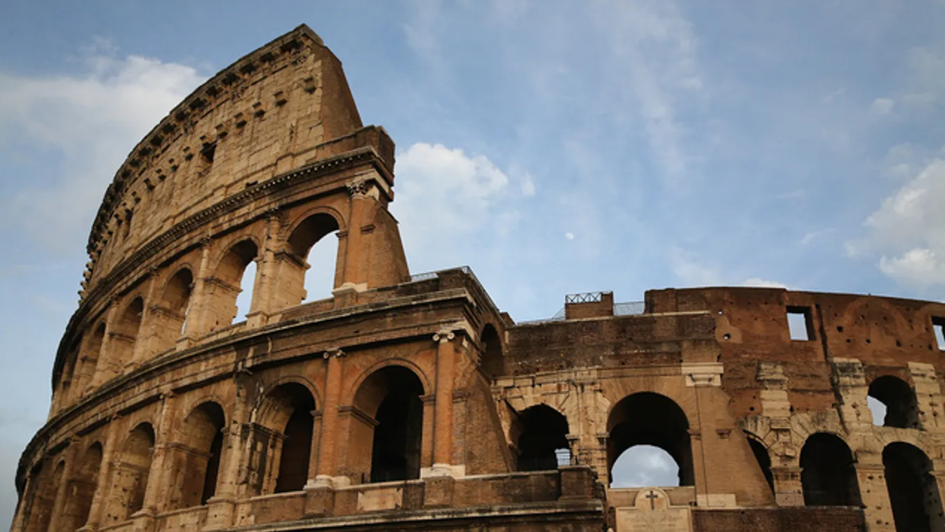 Húszezer eurójába került, hogy bevéste monogramját a Colosseumba