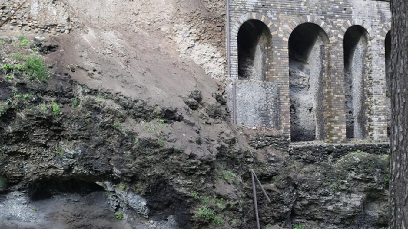Leomlott a pompei fal