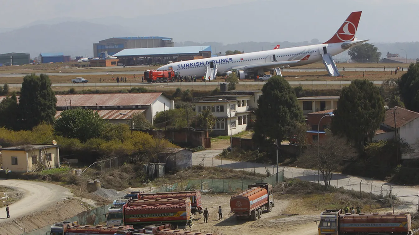 Landolásnál tört össze a Turkish Airlines gépe Katmanduban