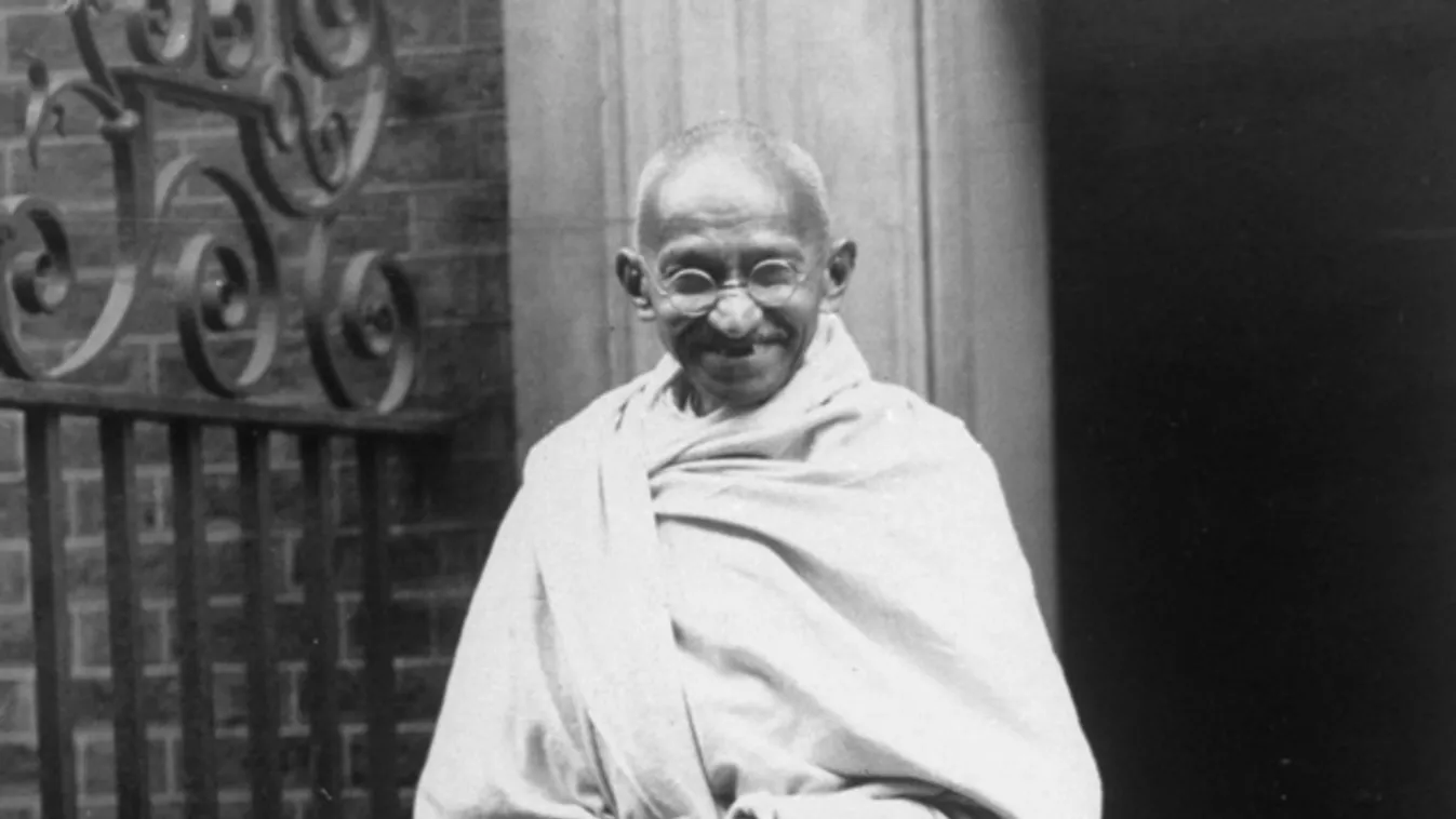 Gandhi ellenlábasa mellett kapott szobrot Londonban