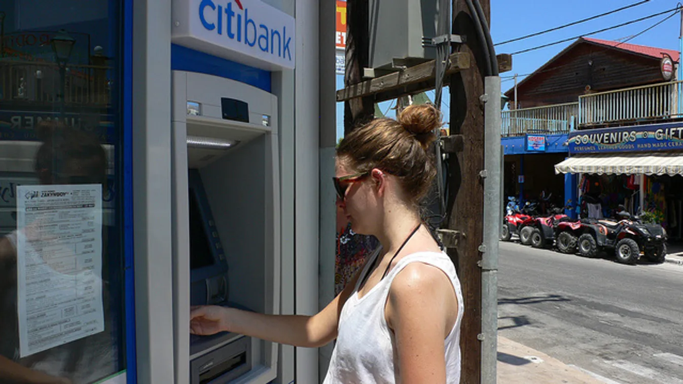 Görögországba utazik? Ne bízzon a bankautomatákban!