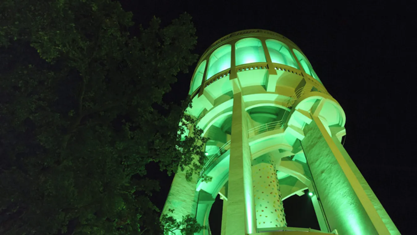 Az éjjel színekben pompázó víztorony Debrecen új turistacsalogatója