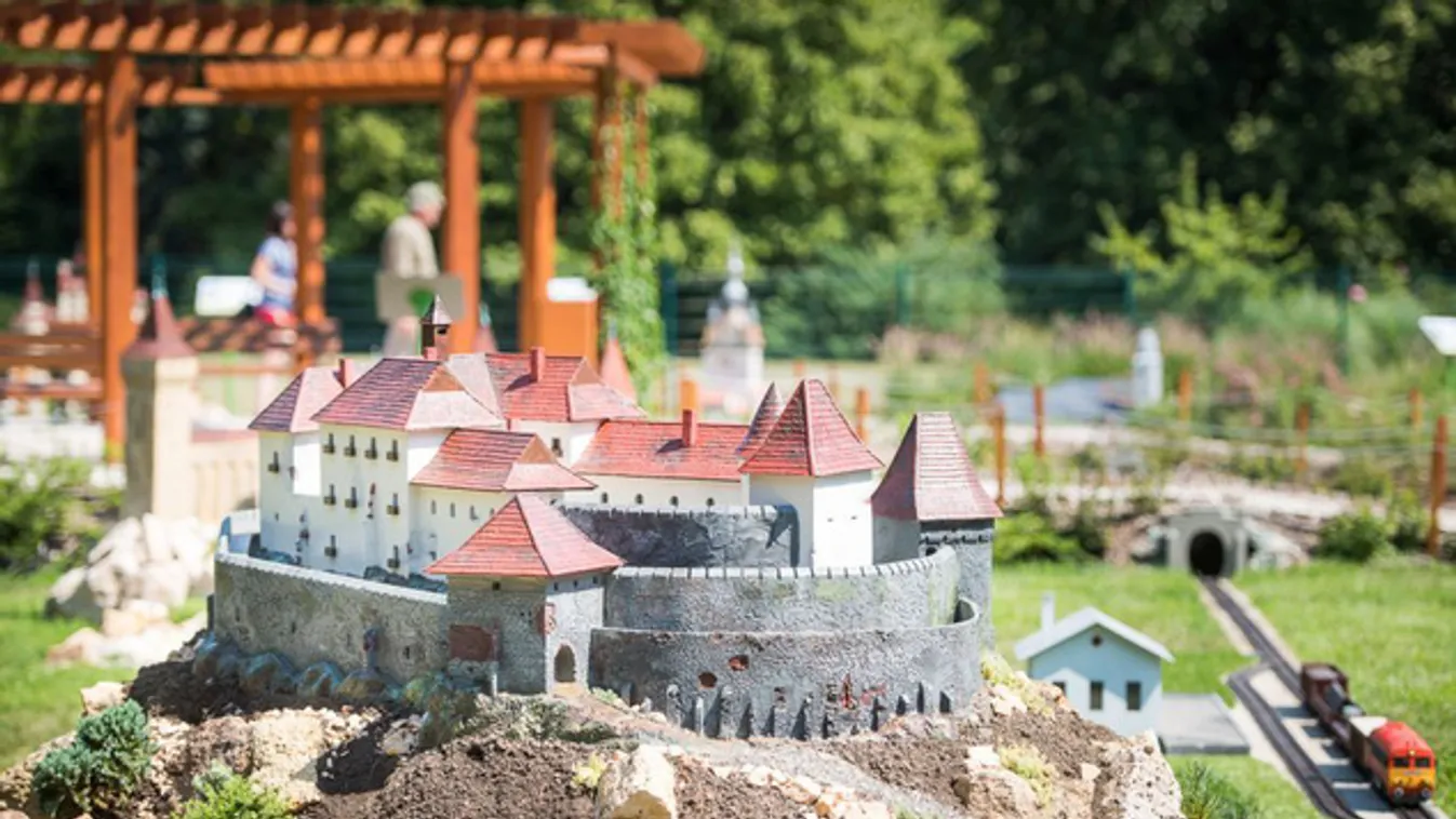 Szarvason épült fel újra Déva vára