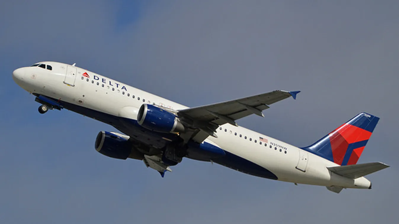Pókhálósra tört a viharban a Delta Airlines gépének szélvédője