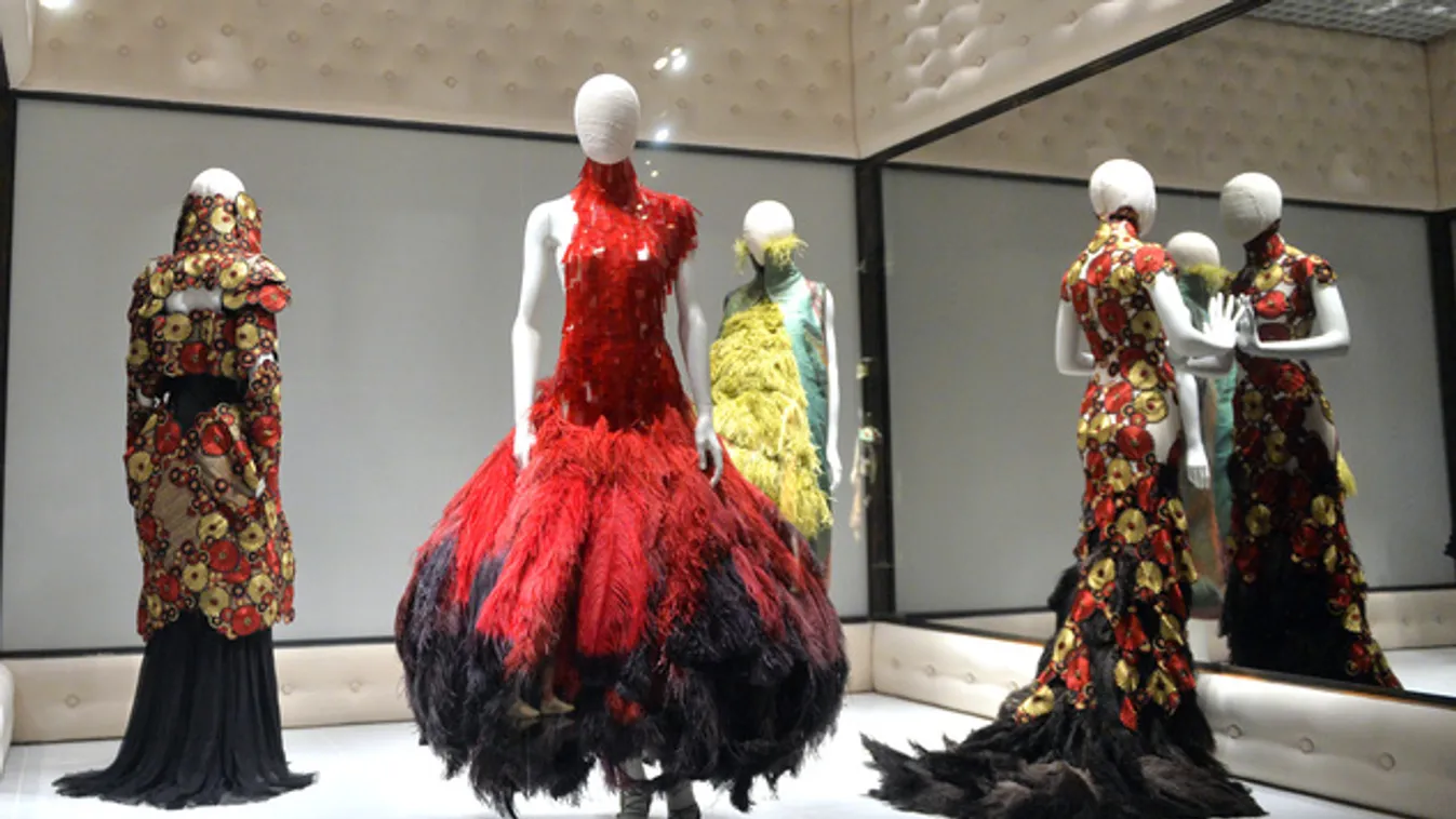 Rekordszámú látogató az Alexander McQueen-kiállításon