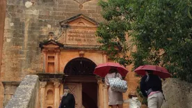 Kréta olajbogyószüreten innen, nyaraló tömegeken túl