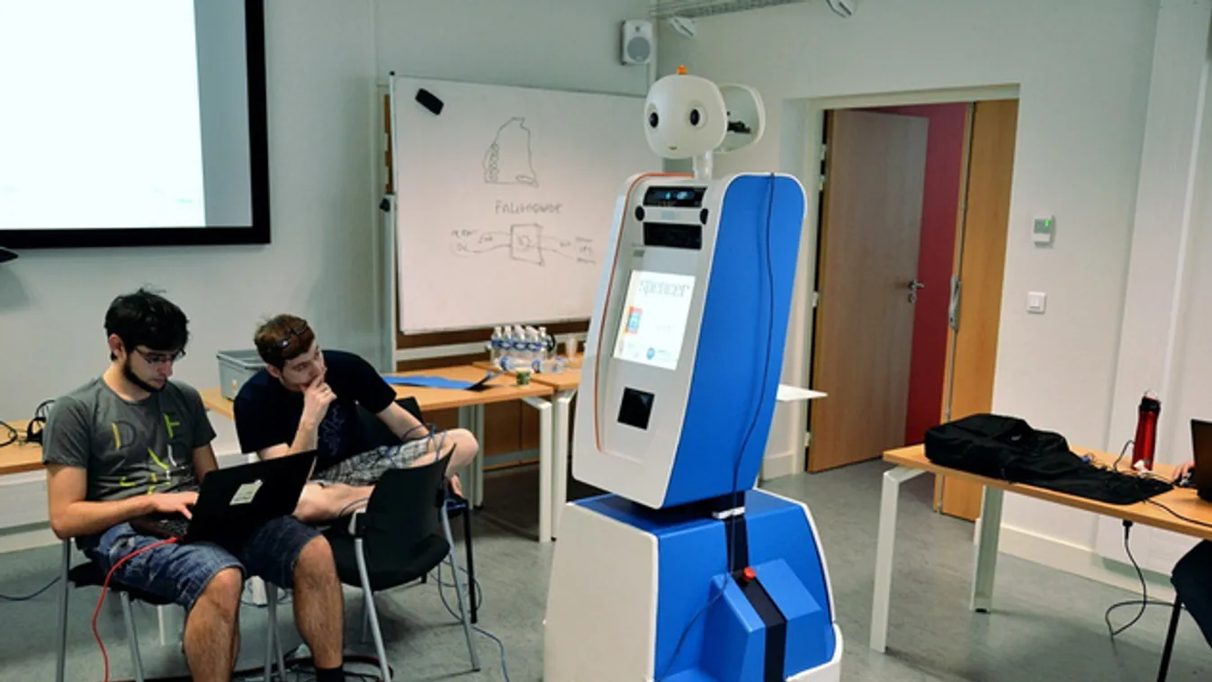 Robot segít az eltévedt utasoknak az amszterdami repülőtéren