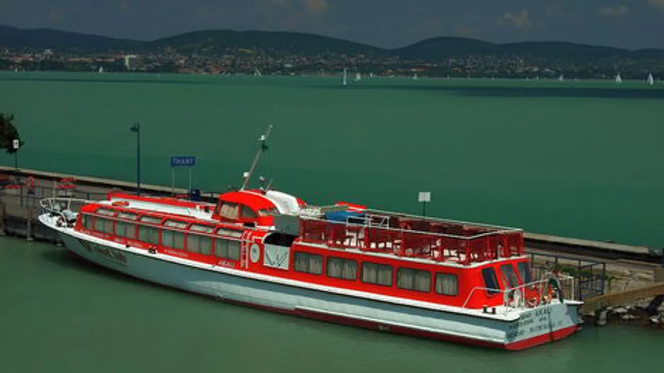 Elbúcsúzott a Balaton a legendás piros vízibuszától