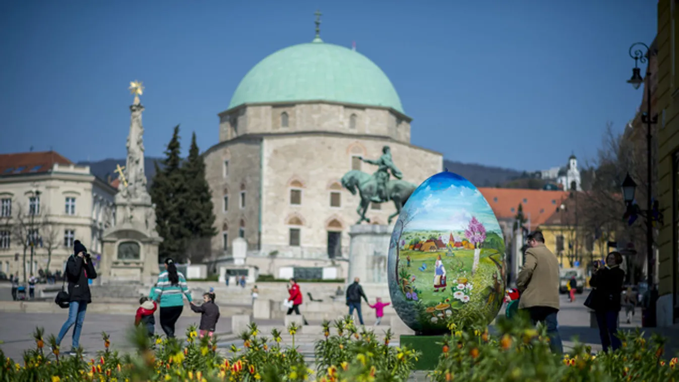 Embernagyságú hímes tojás áll Pécs főterén