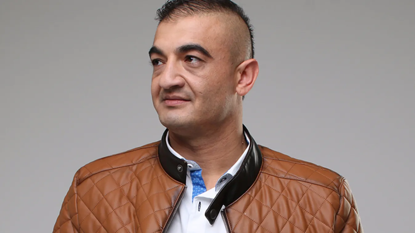 Rajongók üldözik a fellépésein Barna Barnabást (X)