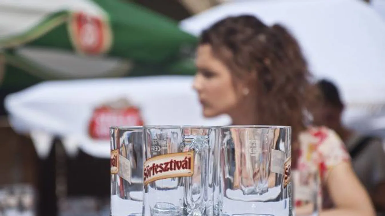 Söröző nők kézfotóiból nyílik kiállítás