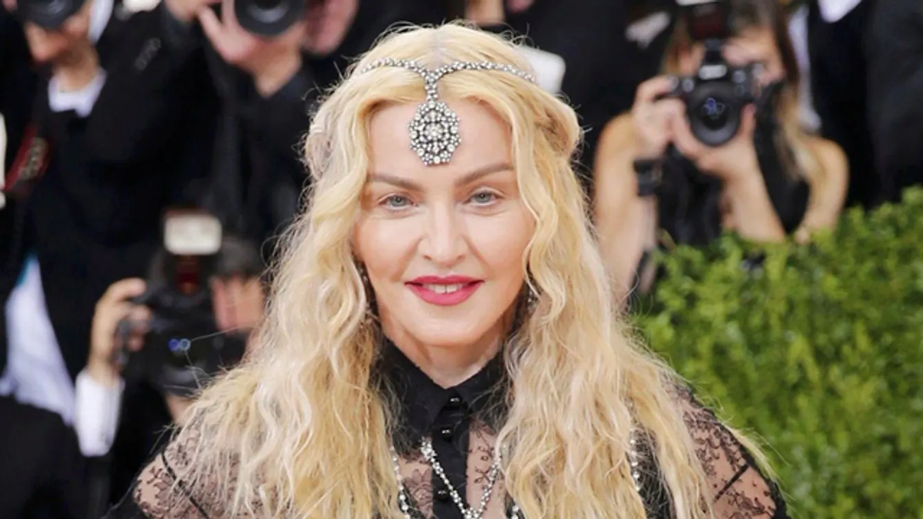 Tangás, csöcskivágott szettben jelent meg Madonna – fotók