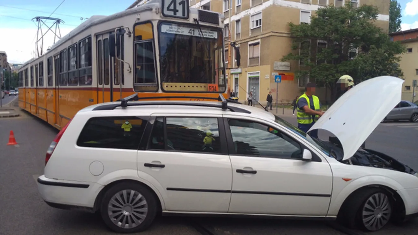 Várandós kismama karambolozott villamossal Budapesten – fotók