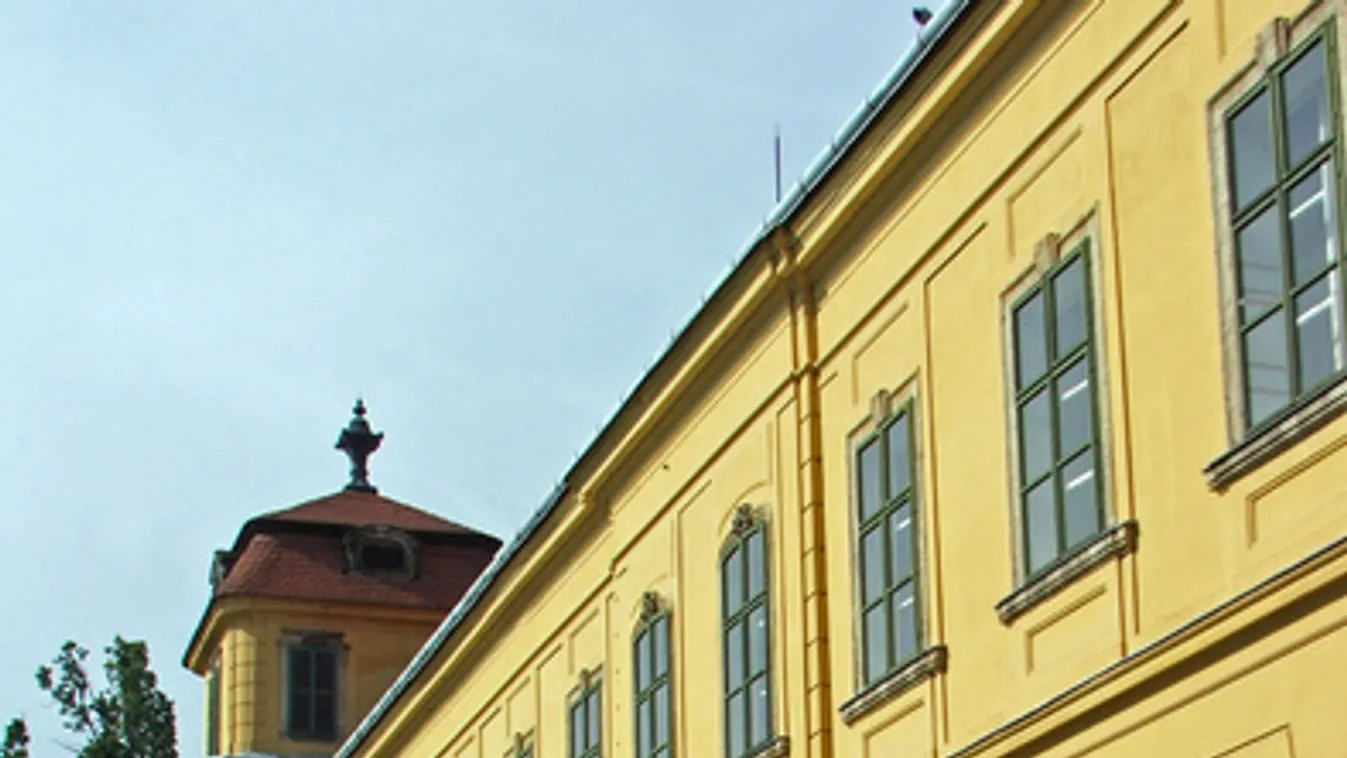 Fehérre festik a tatai Esterházy-kastélyt
