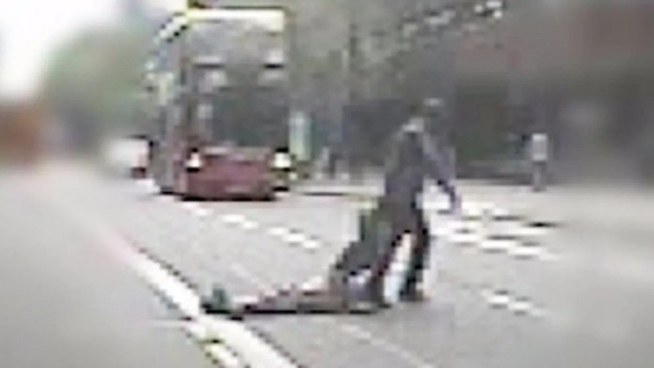 Kiütötte a mozgássérültet, majd a busz elé vonszolta – videó