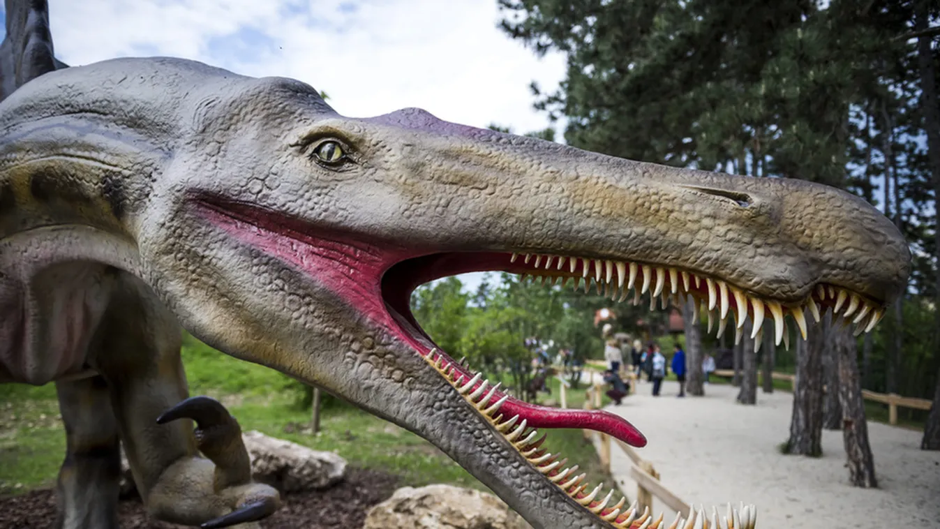 Átadták hazánk legnagyobb dinoszauruszparkját