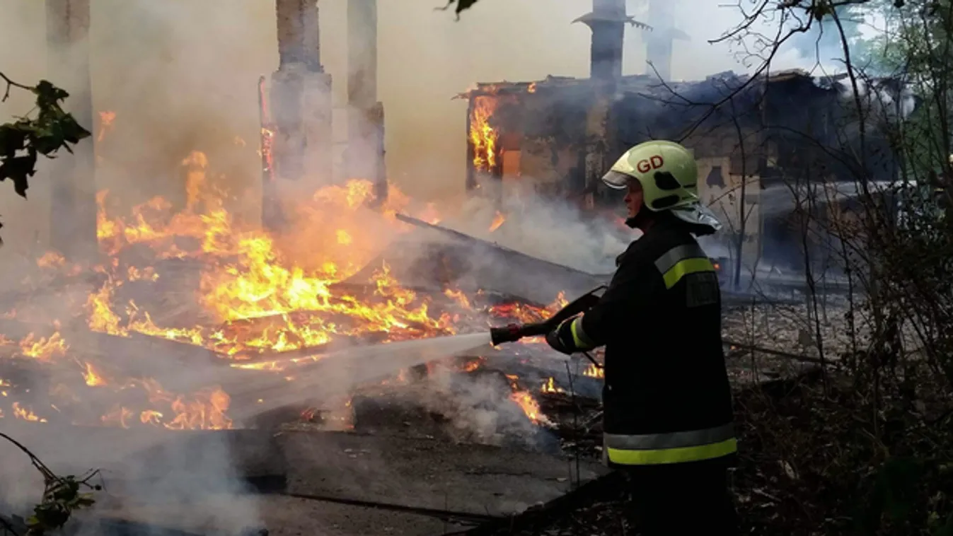 Kugyulladt egy raktárépület Gödöllőn