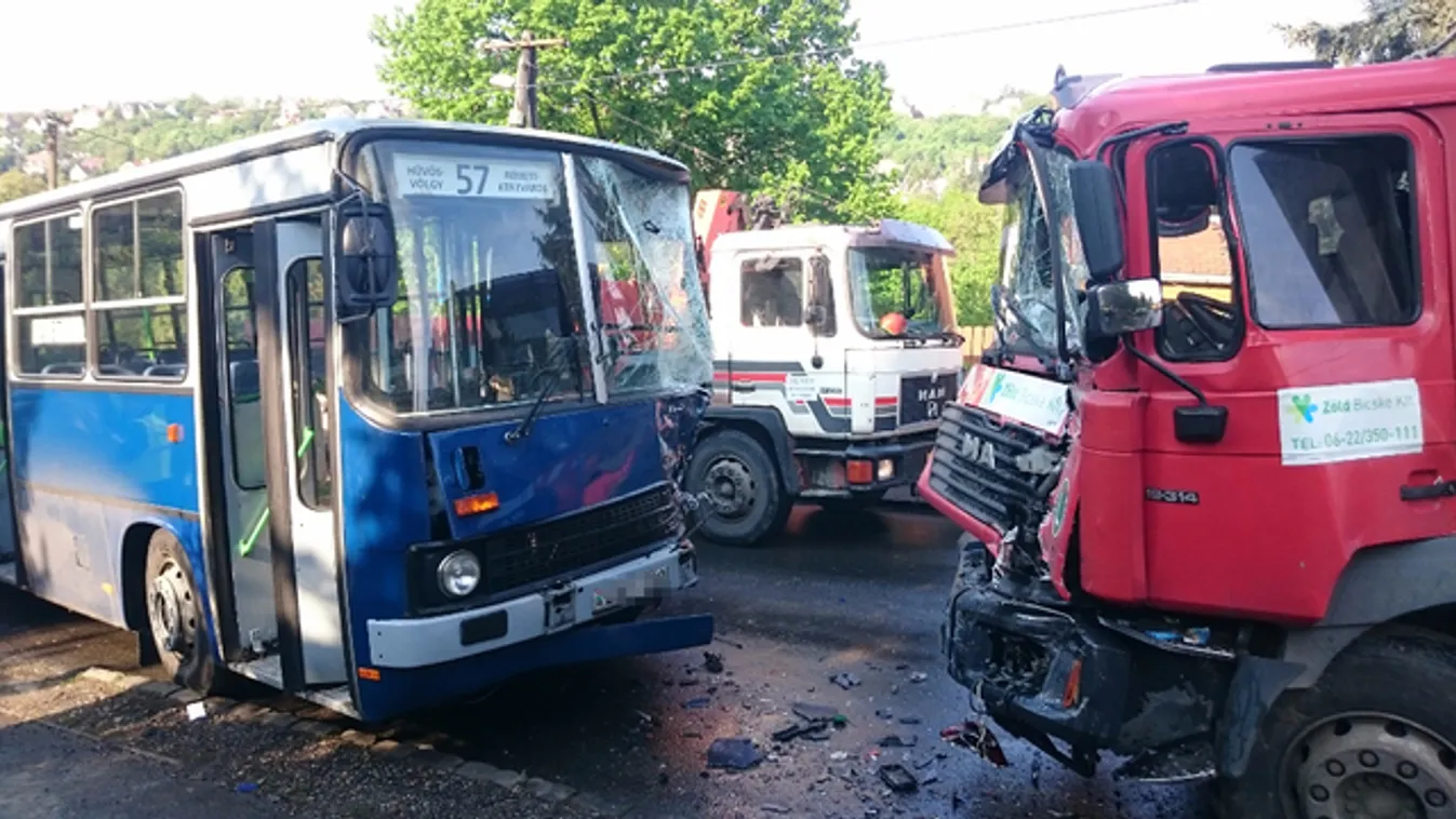 Kukásautó és busz karambolozott frontálisan Budapesten – fotóval