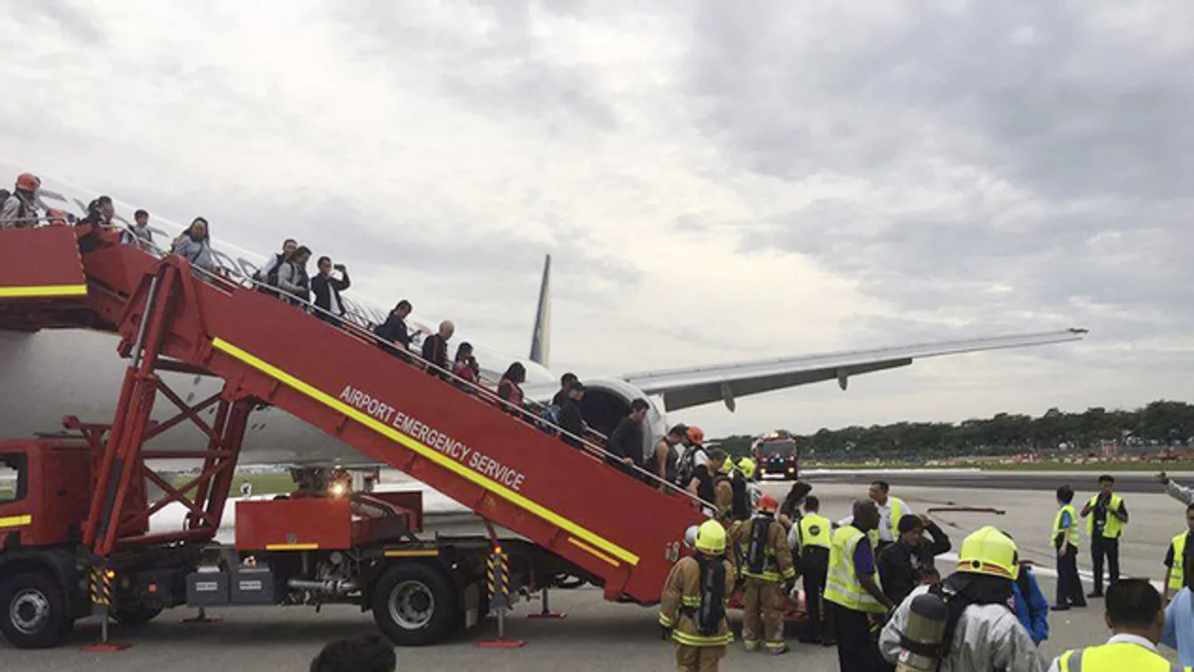 Kigyulladt egy Boeing kényszerleszállás közben