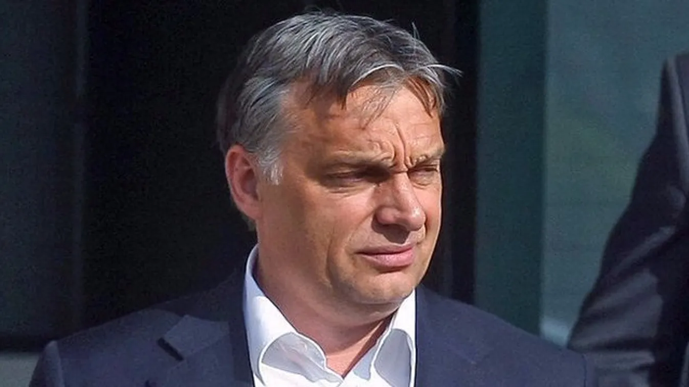 Amit még sosem látott: így csókolózik Orbán Viktor - videó