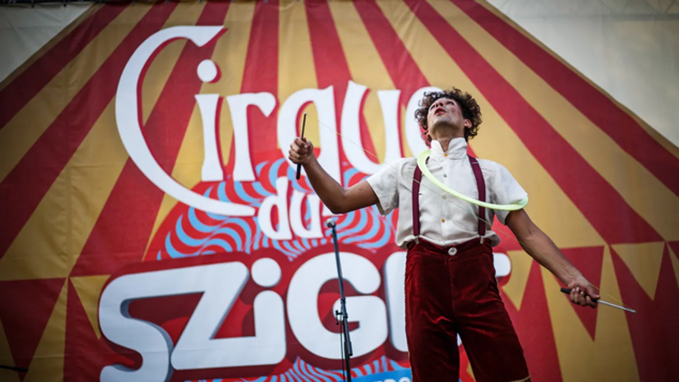 A fesztiválozók feje fölött lógnak a cirkuszosok a Szigeten