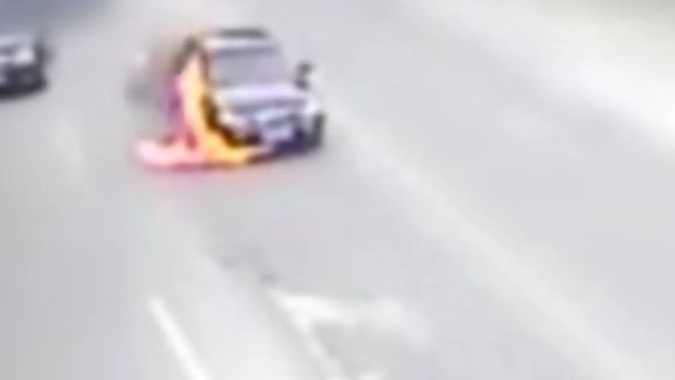 Magától felgyulladt az autó a kánikulában - videó