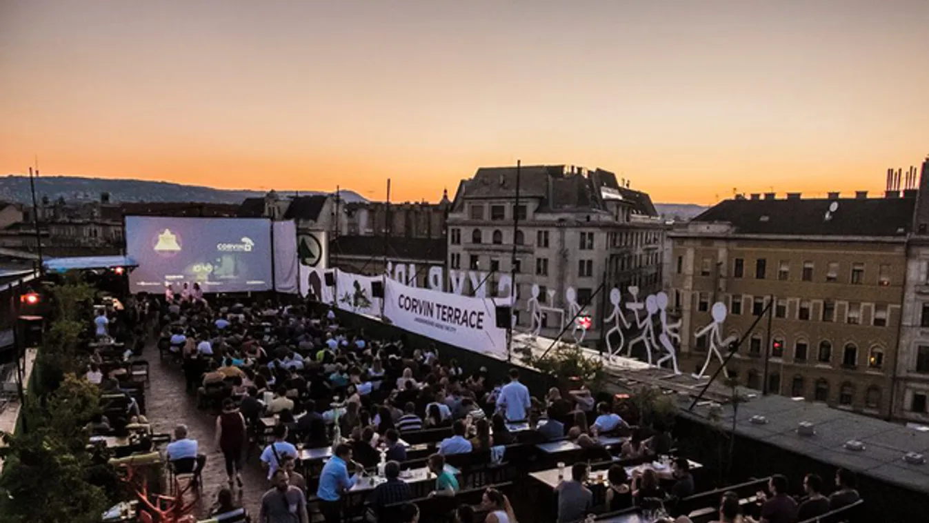Kultfilmeket játszik Budapest legmagasabb tetőmozija