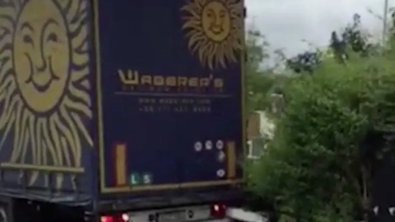 Angliában zúzott szét egy kerítést a magyar kamionsofőrnő - videó