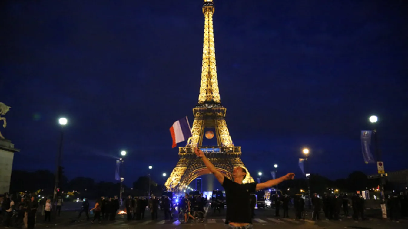 Nem nyitott ki az Eiffel-torony a randalírozó focidrukkerek miatt