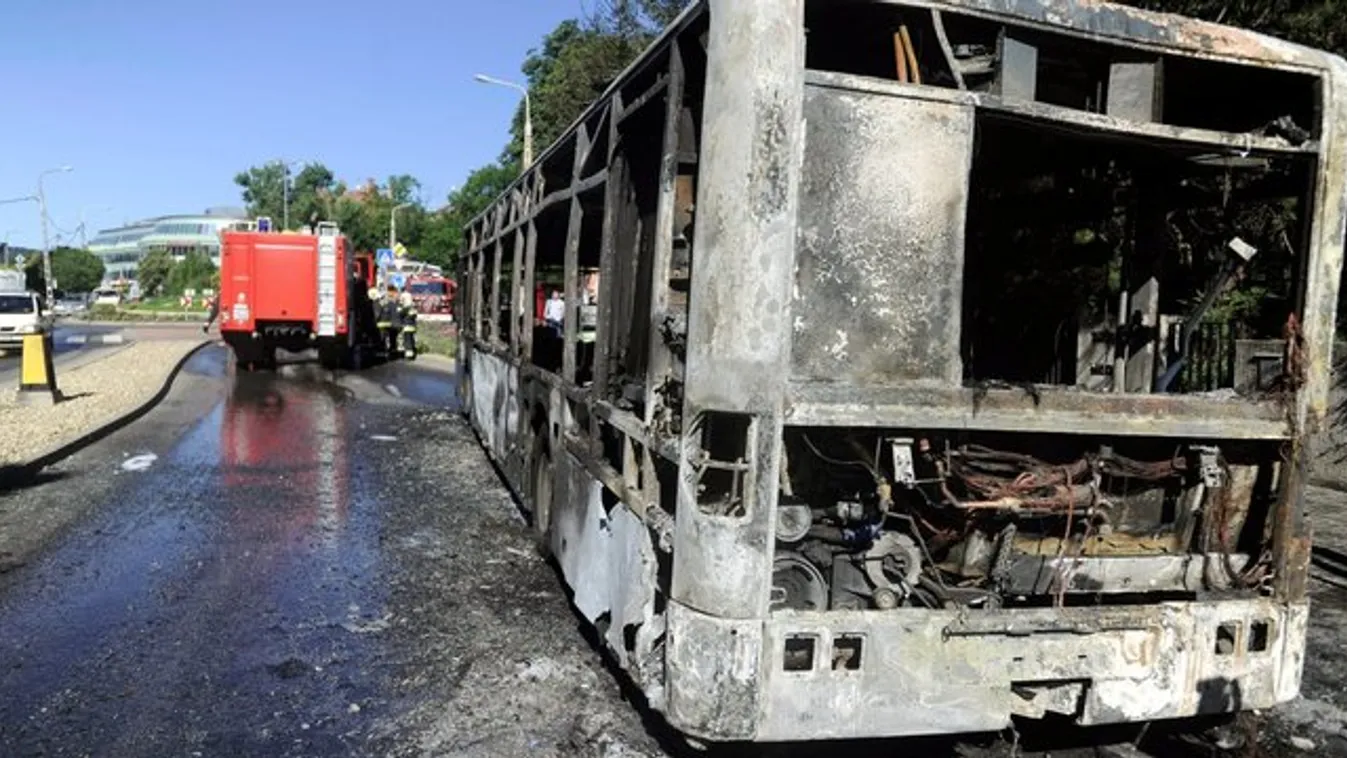 Durva! Még szerencse, hogy nem volt utas ezen a BKV-buszon – fotók