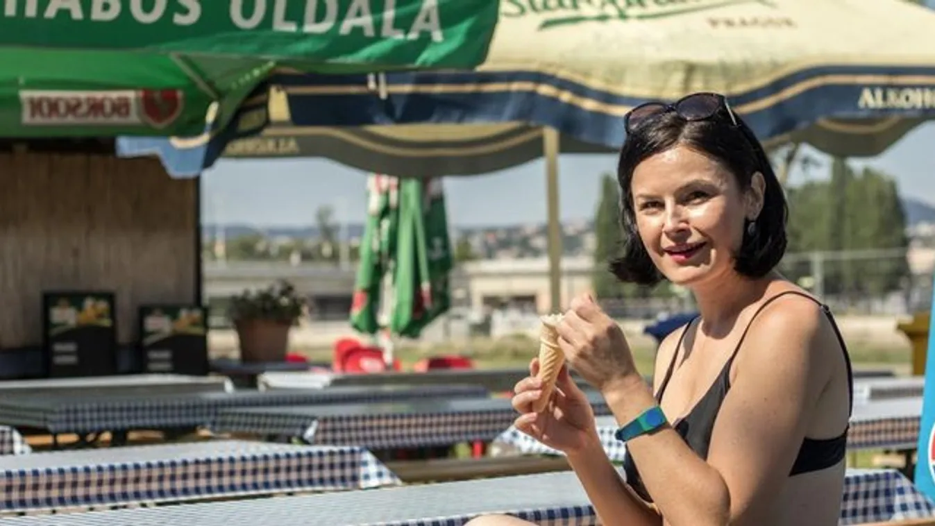 Kunhalmi Ágnes fekete bikiniben hódított a strandon