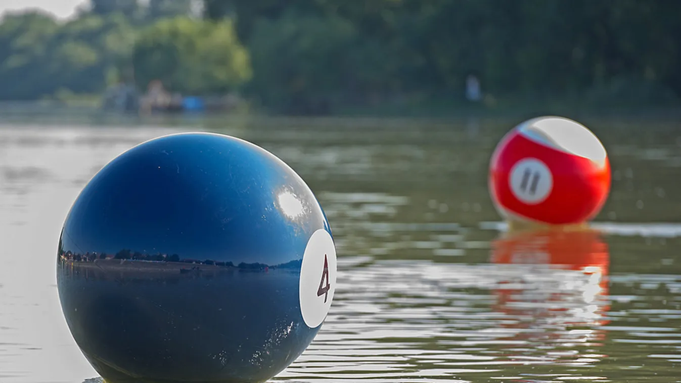 19 nagyra nőtt billiárdgolyó lebeg a Dunán