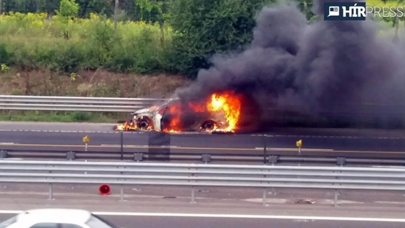 Menet közben gyulladt ki a kocsi az M3-on